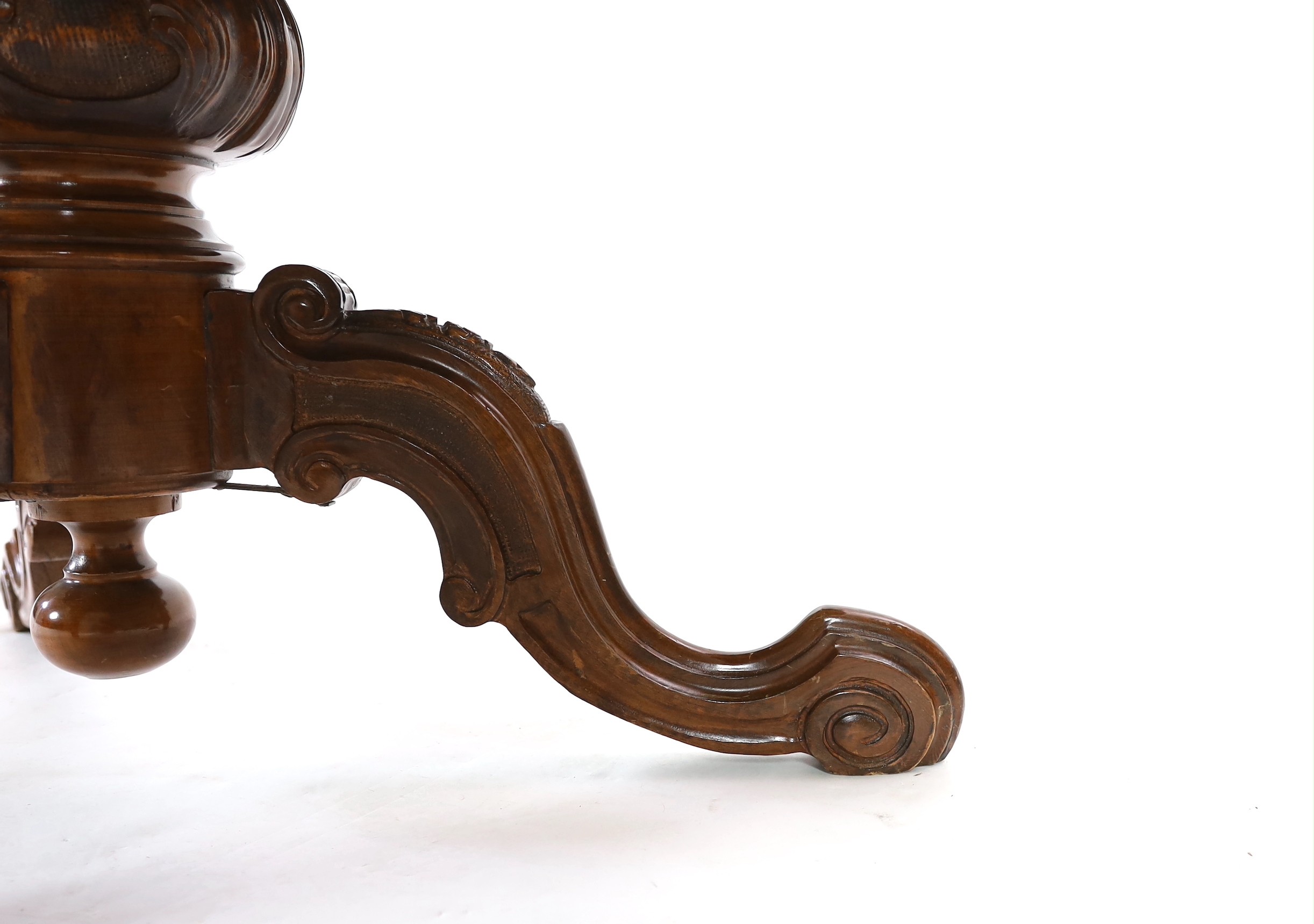 A Victorian-style walnut and marquetry breakfast table Diameter 129 cm. Height 80 cm.